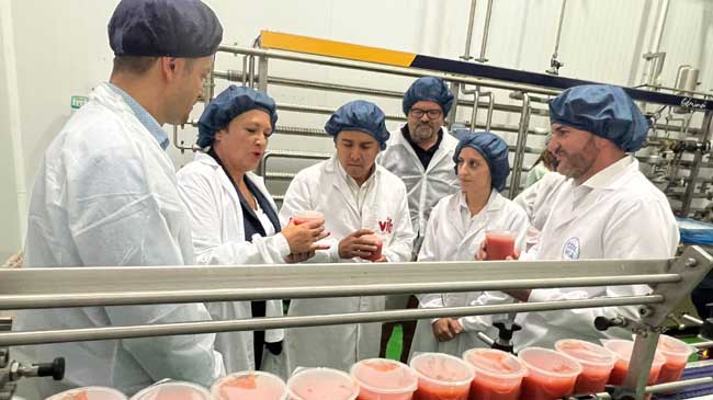 Jes&uacute;s Cano y Antonio Luengo, en una empresa agroalimentaria de Alhama