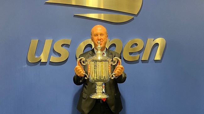 El cartagenero Lorenzo Mart&iacute;nez con el trofeo de campe&oacute; del US Open