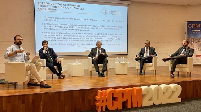 Mesa de debate moderada por el decano del Colegio de Economistas de la Regi&oacute;n de Murcia, Ram&oacute;n Madrid