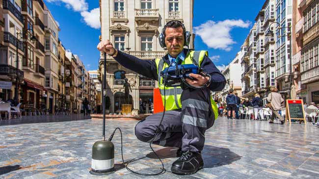 Un trabajador de Hidrogea, con un buscafugas