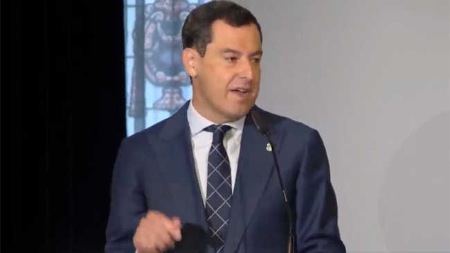 Juanma Moreno Bonilla durante su intervenci&oacute;n en el desayuno en Madrid