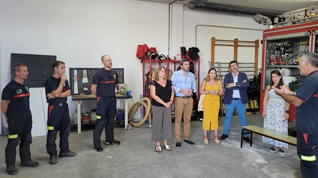 Antonio Luengo (c) y la alcaldesa, Visitaci&oacute;n Mart&iacute;nez (4i), durante su visita al parque de bomberos de San Pedro del Pinatar, tras su reapertura
