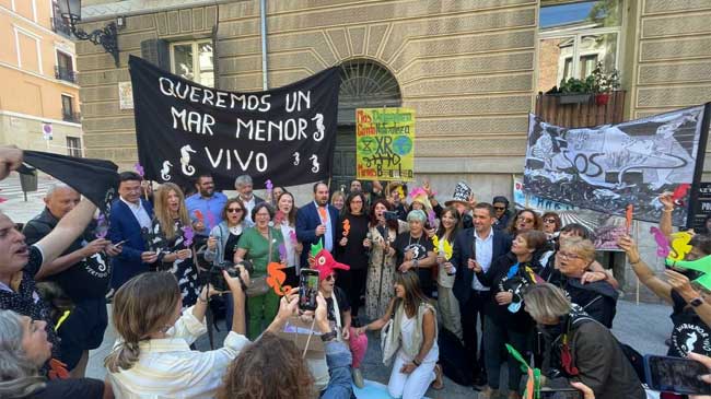 Miembros de la plataforma que impuls&oacute; la ILP, celebran el resultado de la votaci&oacute;n en el Senado