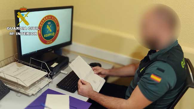 Agente de los equipos @ de la Guardia Civil