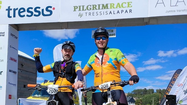 Los pacientes Juan Ignacio Serrano y Carlos Tezanos, integrantes del 'Equipo Imparable', que han participado en la popular prueba deportiva Pilgrim Race 2022