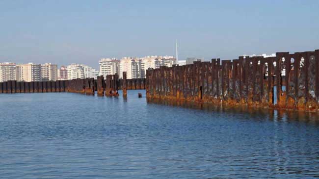 Esqueletos de lo que iba a ser uno de los mayores puertos deportivos del Mediterr&aacute;neo