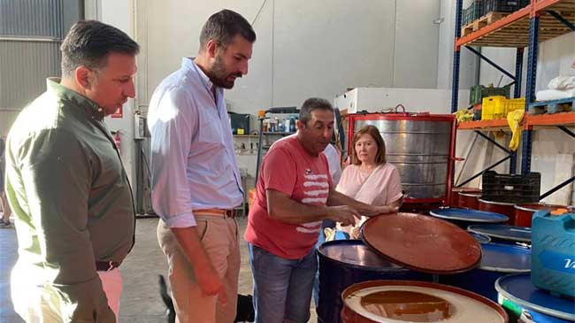 Dirigentes de Vox en una nave de apicultores en Ceheg&iacute;n