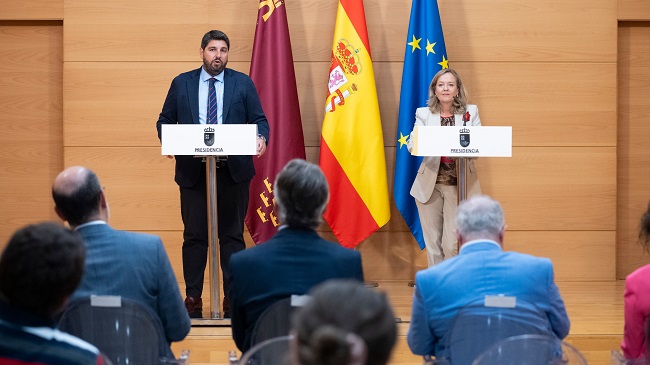 L&oacute;pez Miras recibi&oacute; este viernes en el Palacio de San Esteban a la vicepresidenta primera del Gobierno, Nadia Calvi&ntilde;o