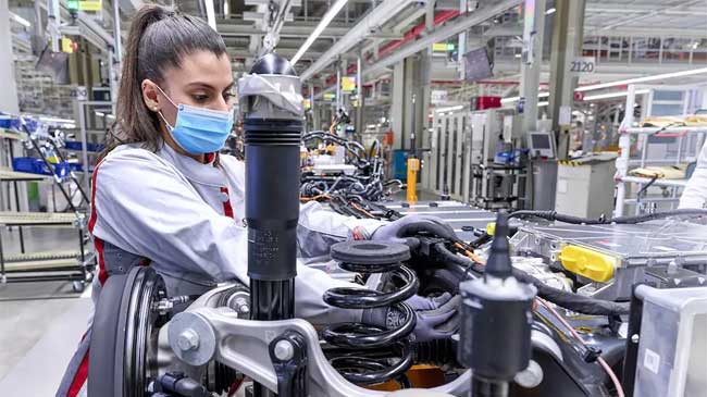 Una trabajadora en una de las plantas de Audi en Alemania