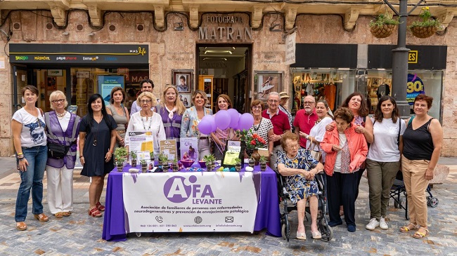 Mesa informativa&nbsp;instalada por parte de la&nbsp;asociaci&oacute;n AFAL&nbsp;con&nbsp;motivo del D&iacute;a Mundial del Alzheimer