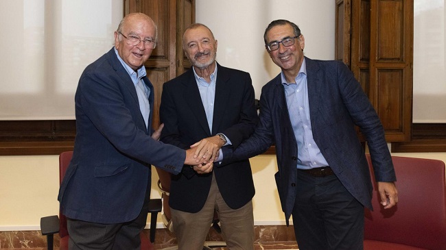 El presidente de la Fundaci&oacute;n Cajamurcia, Carlos Egea, el escritor Arturo P&eacute;rez-Reverte y&nbsp;el rector de la UMU, Jos&eacute; Luj&aacute;n