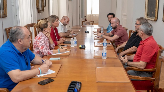 Reuni&oacute;n entre representantes del Gobierno local y del comit&eacute; de empresa de Lhicarsa