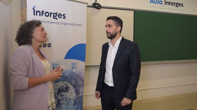 La rectora de la UPCT, Beatriz Miguel, y Pablo Planes, director general de Inforges tras la firma del convenio La rectora de la UPCT, Beatriz Miguel, y Pablo Planes, director general de Inforges tras la firma del convenio