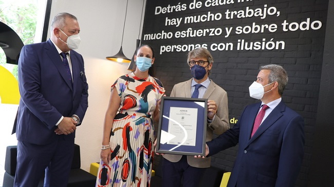 Imagen del consejero de Econom&iacute;a,&nbsp;Luis Alberto Mar&iacute;n, recibiendo la certificaci&oacute;n de calidad ISO9001 con AENOR de la Agencia Tributaria de la Regi&oacute;n