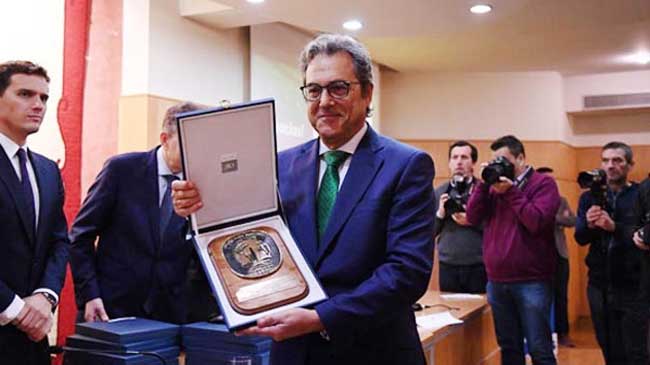 El doctor en Derecho S&aacute;nchez-Vizca&iacute;no durante la recepci&oacute;n en 2019 de un premio de la Asociaci&oacute;n Mundial de Juristas