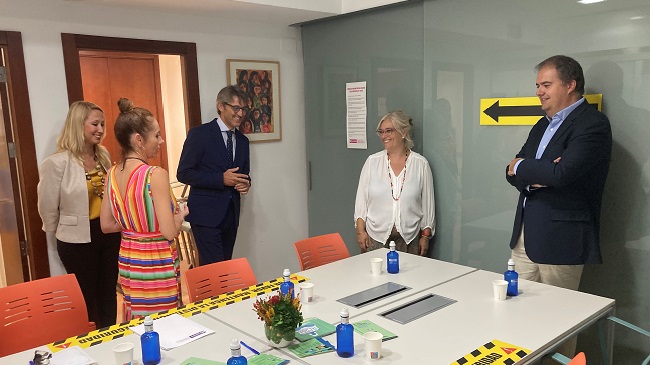 El consejero Luis Alberto Mar&iacute;n durante su visita a la sede de la Asociaci&oacute;n Contra la Violencia de G&eacute;nero y Dom&eacute;stica