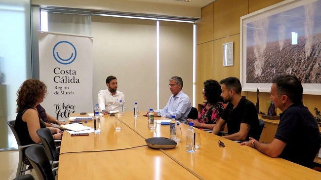 El director del Itrem, Juan Francisco Mart&iacute;nez, durante su reuni&oacute;n con representantes de &lsquo;Costa C&aacute;lida Cares&rsquo;