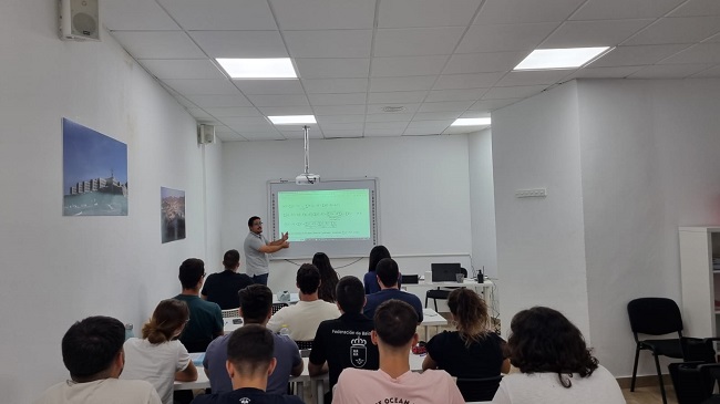 Jos&eacute; Luis Reverte imparte una clase en su centro de formaci&oacute;n en Cartagena