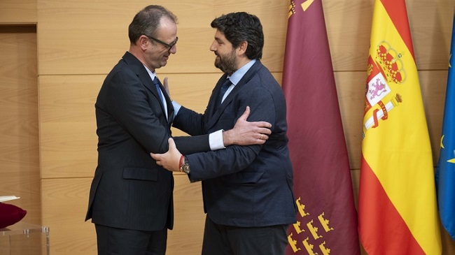 El consejero  de Educaci&oacute;n, V&iacute;ctor Mar&iacute;n, con el presidente de la Comunidad