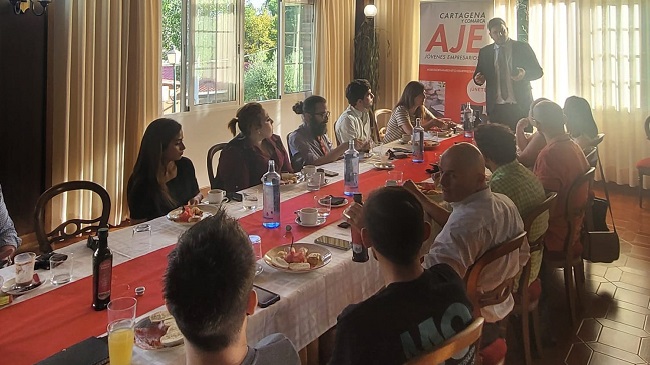 El presidente de AJE Cartagena, Joaqu&iacute;n Ortega, se dirige a los asociados