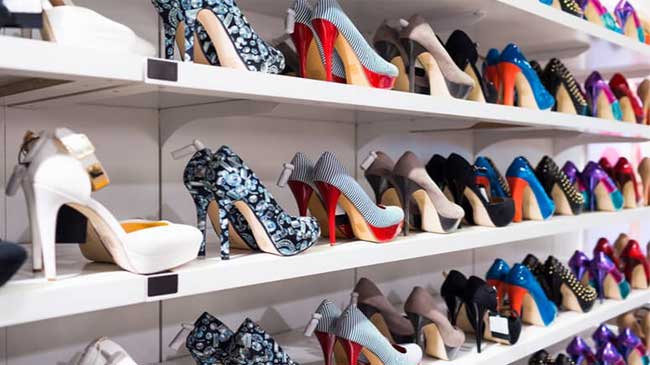 Las estanter&iacute;as se presentan repletas de productos, los pasillos, vac&iacute;os