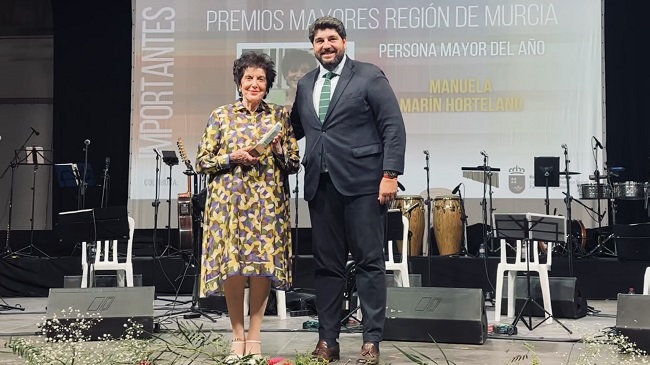 Mar&iacute;n, junto a L&oacute;pez Miras, recogiendo su premio