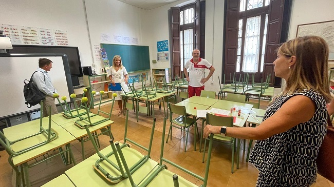 La concejal de Educaci&oacute;n, Bel&eacute;n L&oacute;pez, visita&nbsp;el colegio Cierva Pe&ntilde;afiel con motivo de las labores extraordinarias de limpieza