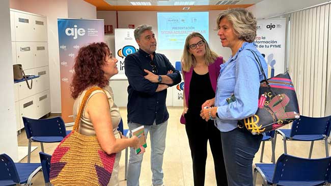 La concejal Mercedes Bernab&eacute; y la presidenta de AJE Regi&oacute;n de Murcia (a la derecha)