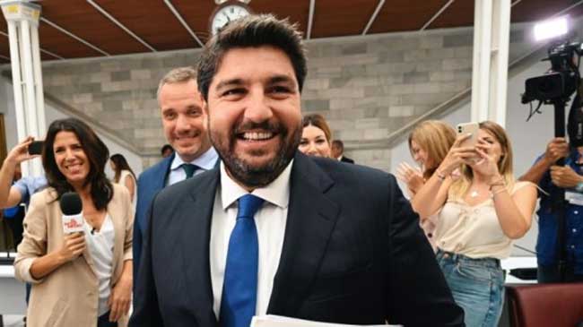 L&oacute;pez MIras al termino de su discurso de hoy