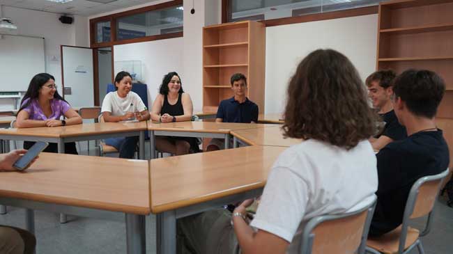 Estudiantes veteranos y noveles de Arquitectura Naval, en una reuni&oacute;n del Plan de Acci&oacute;n Tutorial