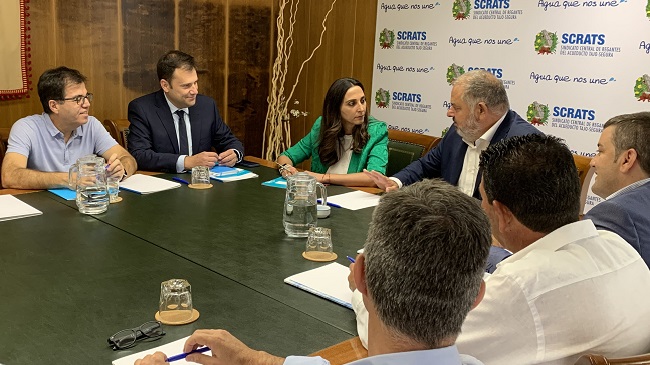 La consejera de Agricultura,&nbsp;Sara Rubira, con representantes del sindicato Scrats