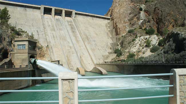 Presa del embalse del Cenajo