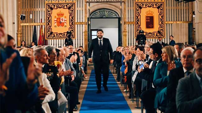 L&oacute;pez Miras, esta ma&ntilde;ana, a su llegada a la iglesia de San Esteban