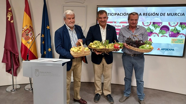 El consejero Juan Mar&iacute;a V&aacute;zquez, junto con los representantes de Fecoam y Apoexpa, en la presentaci&oacute;n de la presencia regional en la feria Asia Fruit Logistica