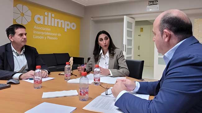 Sara Rubira, en el centro, con el presidente de Ailimpo, Jos&eacute; Hern&aacute;ndez, a la derecha