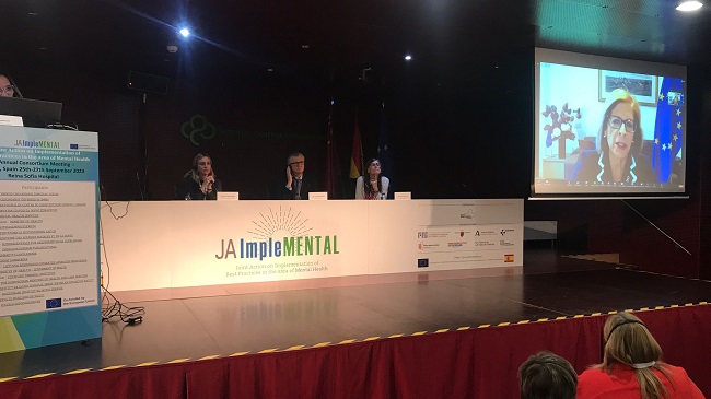 El consejero de Salud y la consejera de Pol&iacute;tica Social, escuchan la intervenci&oacute;n online de Stella Kyriakides, Comisaria de Salud de la UE