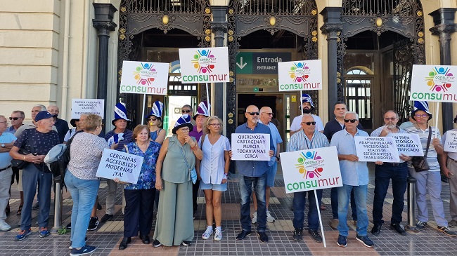Concentraci&oacute;n vecinal en la estaci&oacute;n de tren de Cartagena