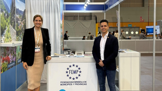 Patricia Fernández y Mario Alcaraz, concejal de Turismo, en el stand de Villas Termales en Termatalia 2024 Patricia Fernández y Mario Alcaraz, concejal de Turismo, en el stand de Villas Termales en Termatalia 2024
