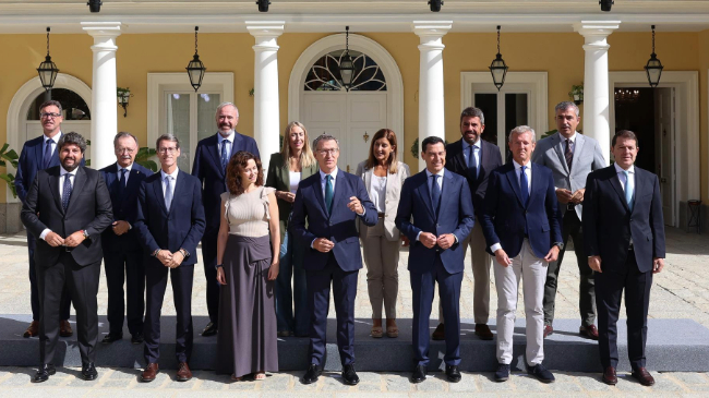 El presidente del PP, Alberto N&uacute;&ntilde;ez Feij&oacute;o, junto a los barones del partido