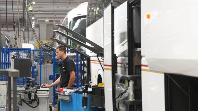 Un hombre trabajando en una f&aacute;brica de veh&iacute;culos - Unanue - Europa Press - Archivo
