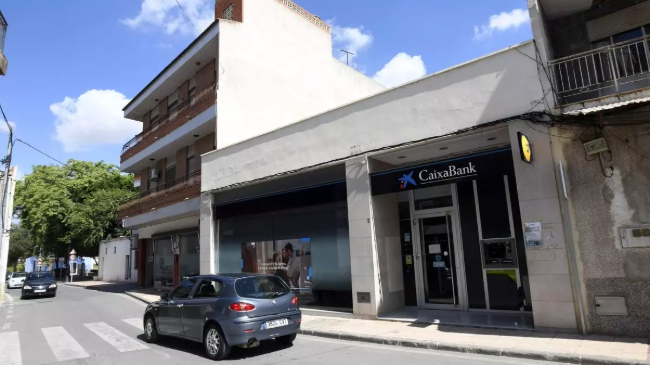 Imagen de la sucursal bancaria atracada el pasado viernes - Israel S&aacute;nchez