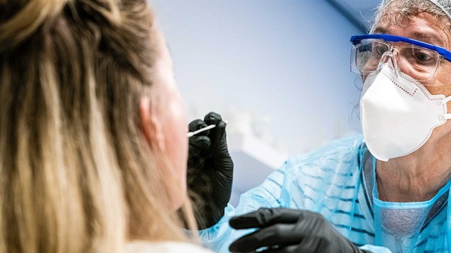 Realizaci&oacute;n de una prueba PCR durante la pandemia - Archivo