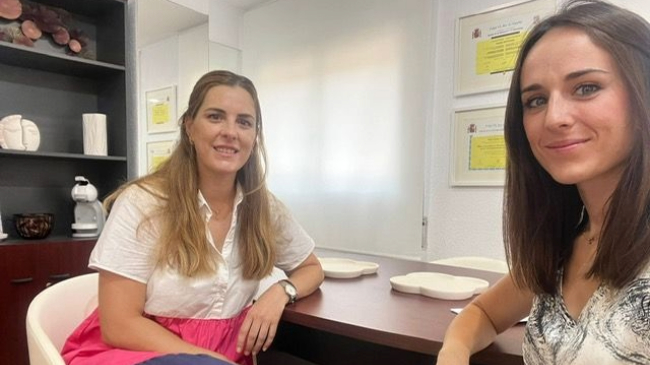 Nuestra colaboradora, Mar&iacute;a Elena Olea (izquierda), junto a la psic&oacute;loga Claudia Tic&oacute; (derecha)