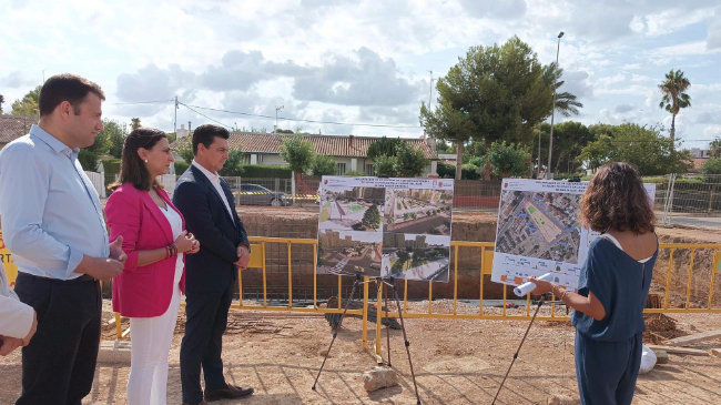 La consejera Sara Rubira junto al alcalde de San Javier, Jos&eacute; Miguel Luengo, en las obras del sistema de drenaje