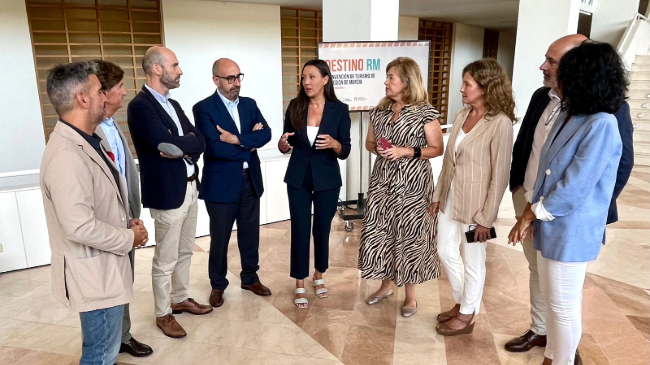 La consejera Carmen Conesa, con asistentes al acto de presentaci&oacute;n de la I Convenci&oacute;n de Turismo de la Regi&oacute;n de Murcia