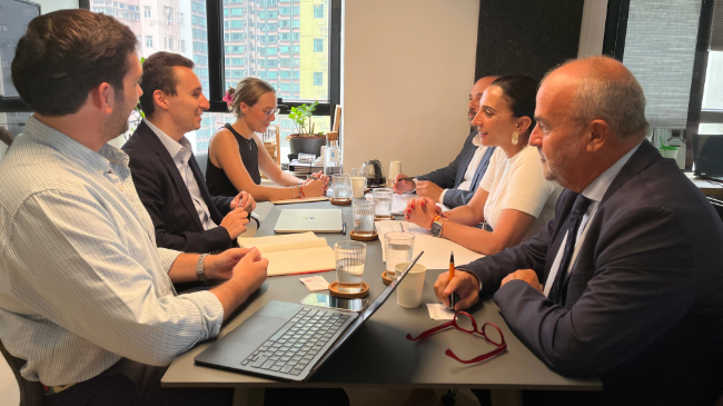 Sara Rubira en la reuni&oacute;n que ha mantenido con David Romero, director general de la C&aacute;mara de Comercio de Espa&ntilde;a en Hong Kong