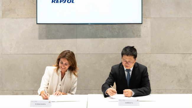Firma del convenio entre Repsol y Omoda-Jaecoo