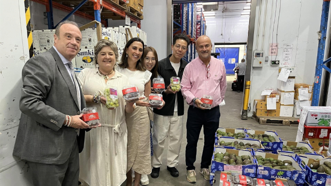 La consejera de Agricultura, Sara Rubira, en una visita un supermercado Wellcome en Hong Kong