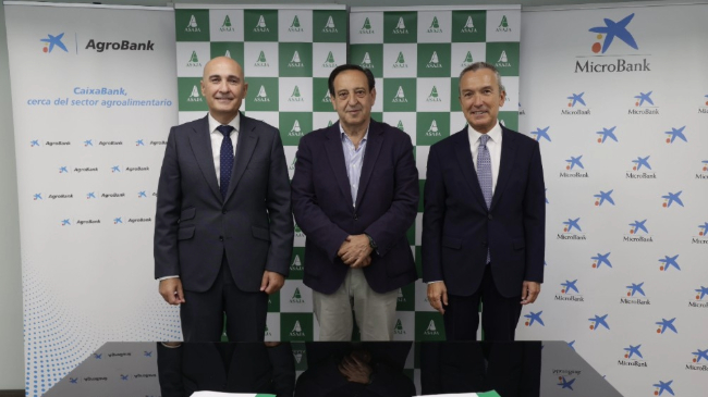 Jaime Campos, Pedro Barato y Juan Carlos Gallego, en la firma del convenio