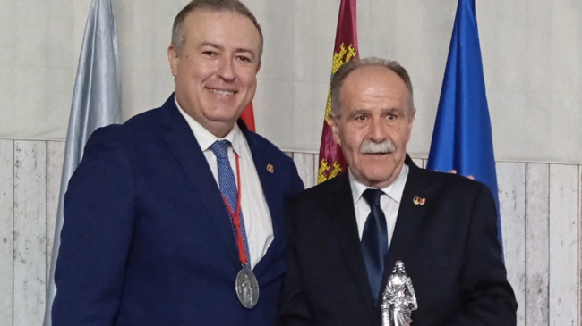 Juan Antonio Campillo, recogiendo el galard&oacute;n junto a Carlos Bernab&eacute;